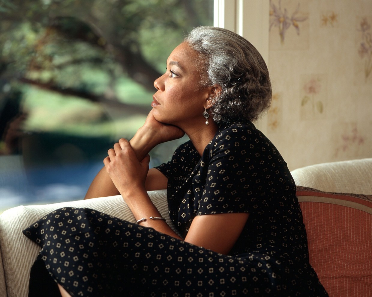 pensive-female-580611_1920